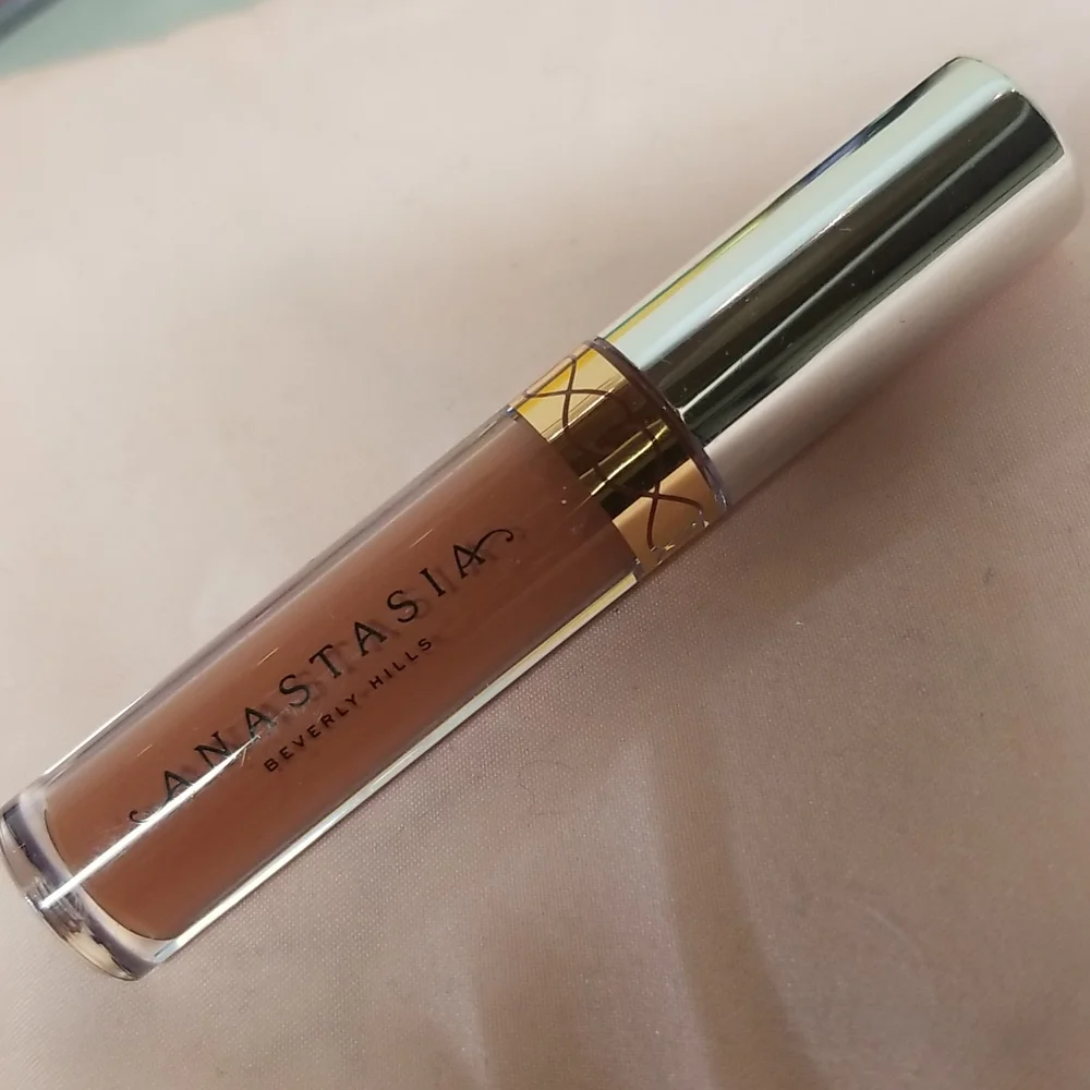 4/25 bundle item. ABH Liquid Lip in Ashton